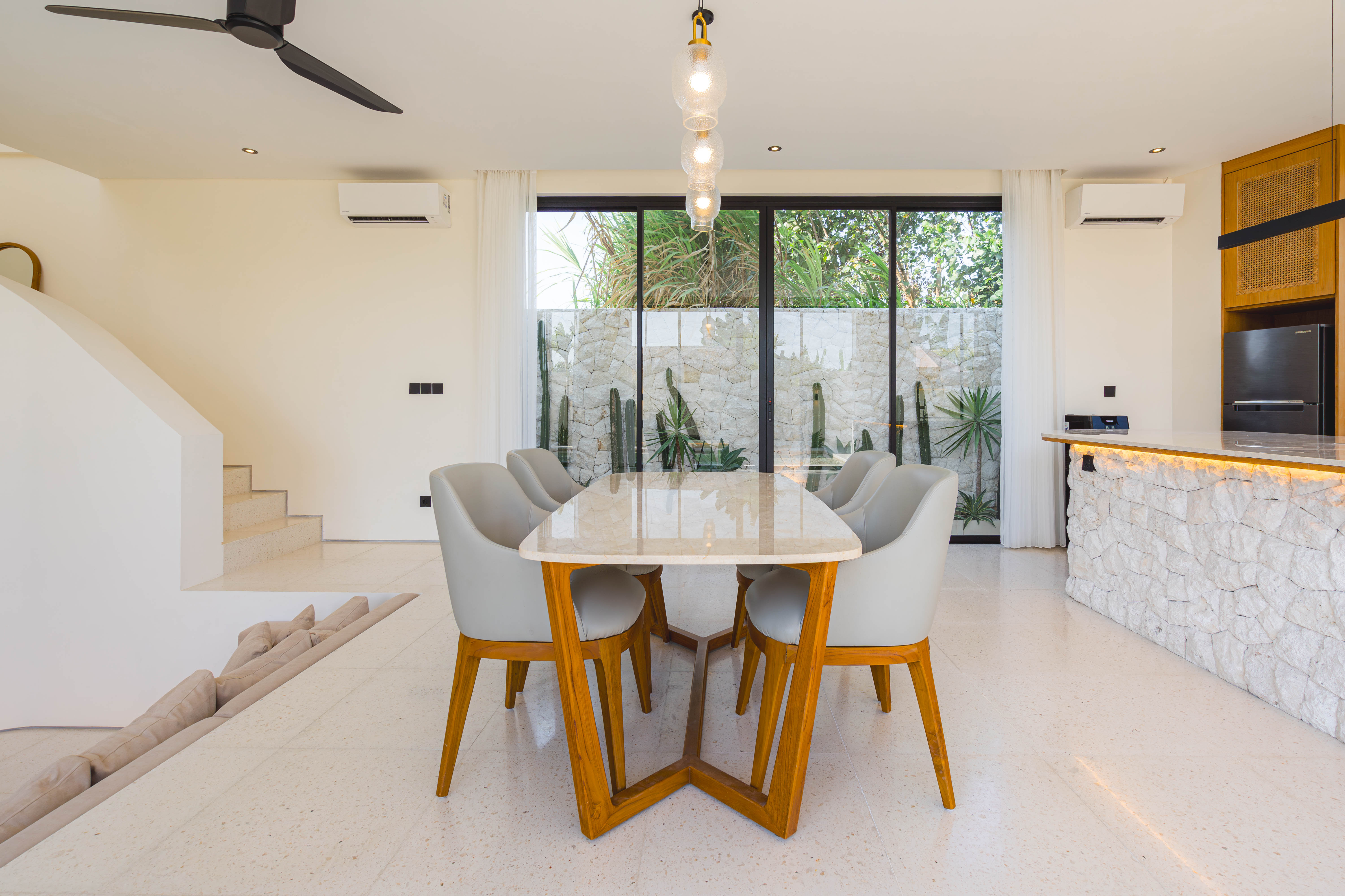 https://adm.balilyfeventures.com/uploads/Property/villa-akari/galleries/01M391AE3CKKKXPG3F3A5SZ0NC.jpg