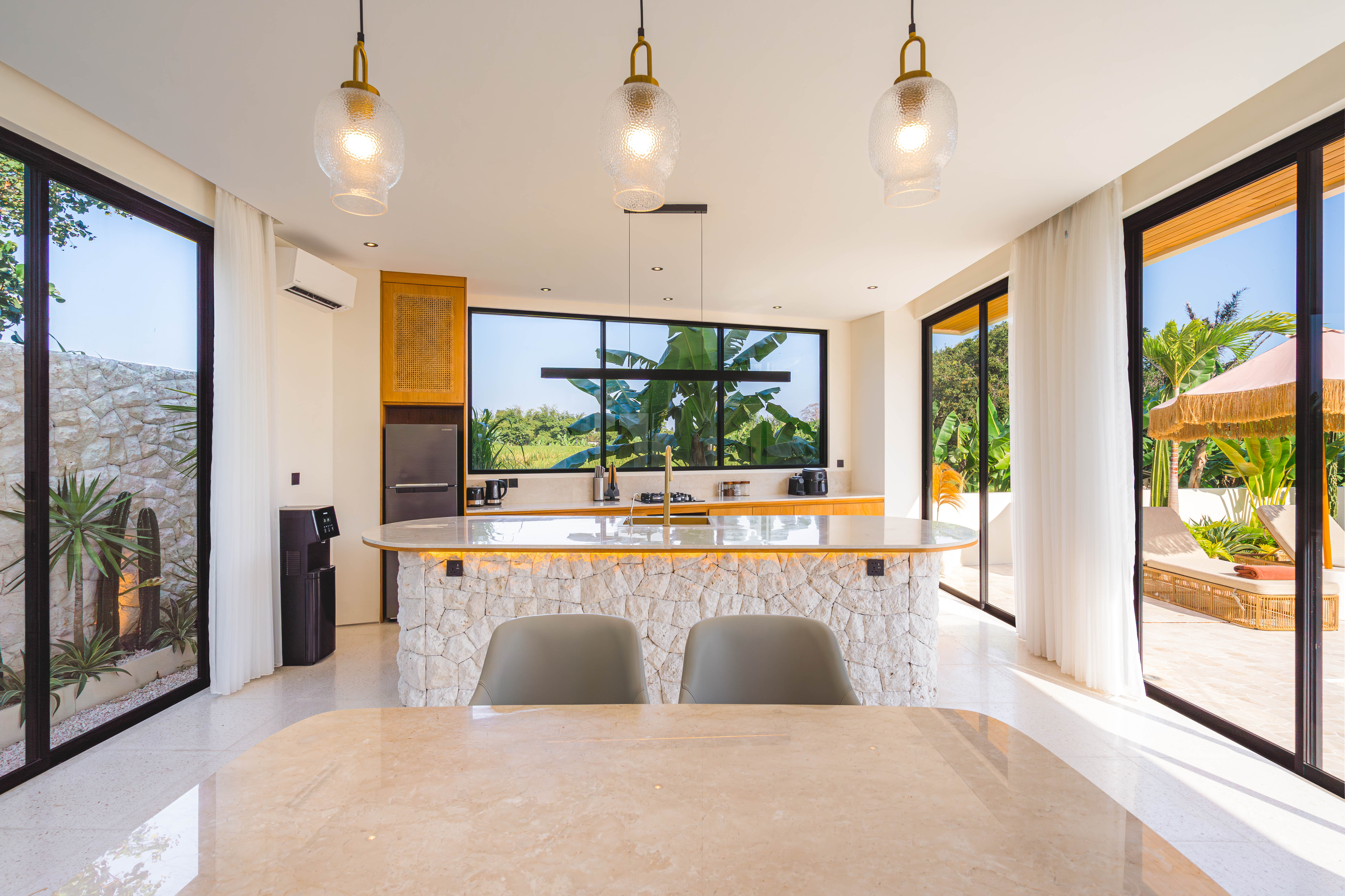 https://adm.balilyfeventures.com/uploads/Property/villa-akari/galleries/01M391B69JEHAV9GGS5W9V09E0.jpg